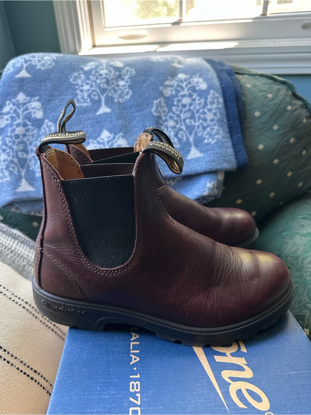 Blundstone Chelsea Boots in Burgundy Brown